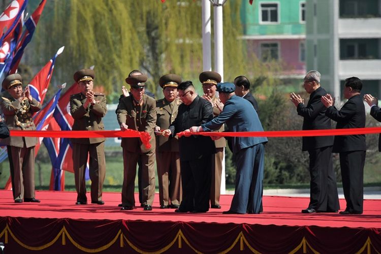 Pemimpin Korea Utara Kim Jong Un memotong pita sebagai tanda selesainya pembangunan kompleks apartemen terbesar di negeri itu.