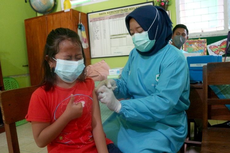 Vaksinasi Covid-19 untuk anak usia 6 - 11 tahun di SDN Jombatan 3, Kabupaten Jombang, Jawa Timur, Jumat (17/12/2021).