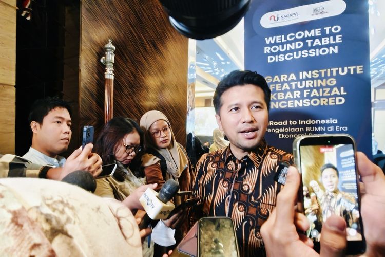 Wakil Gubernur Jawa Timur Emil Dardak, memberi keterangan pers usai mengikuti Round Table Discussion bertajuk Peta Baru Ekonomi Pasca Reformasi BUMN: Jawa Timur Dapat Apa? di Surabaya, Selasa (2/12/2025) siang. 