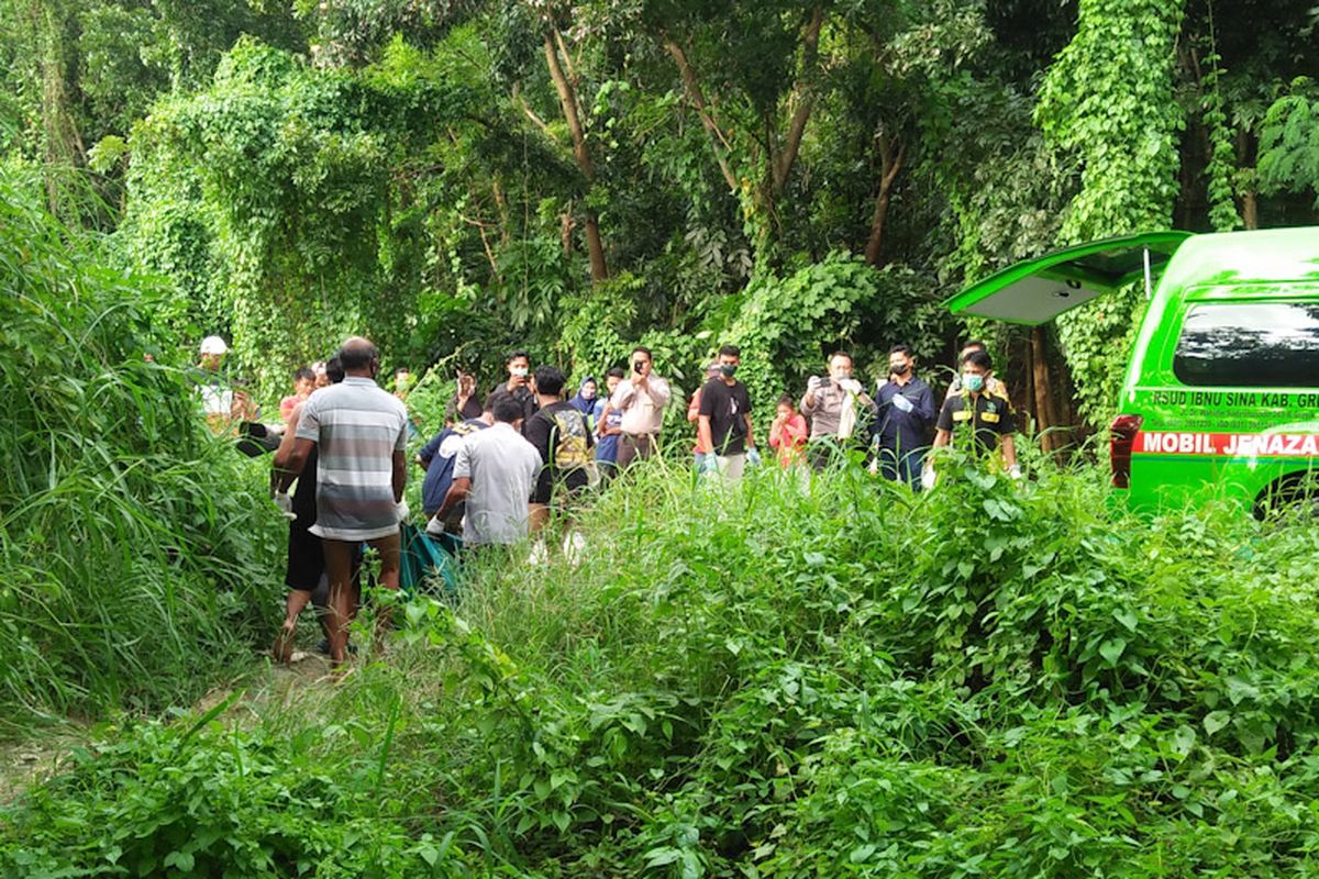 Evakuasi terhadap mayat tanpa busana yang ditemukan di Telogodowo, Desa Suci, Kecamatan Manyar, Gresik, Kamis (17/2/2022).