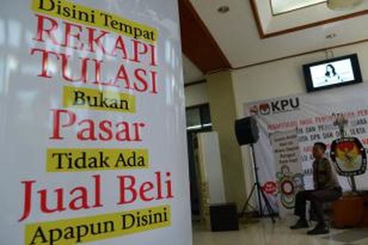 Poster yang dipasang di depan ruang rapat pleno rekapitulasi suara pemilu legislatif tingkat nasional di Kantor KPU, Jakarta, Senin (5/5). Proses rekapitulasi suara berlangsung lambat dikarenakan banyak masalah di daerah yang belum terselesaikan.