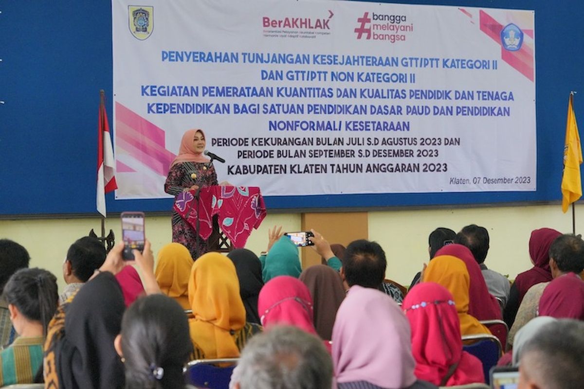 Sambutan Bupati Klaten saat seremoni penyerahan tunjangan kesejahteraan GTT/PTT kategori II dan non kategori II di Aula SMPN 2 Klaten, Jawa Tengah, Kamis (7/12/2023) 