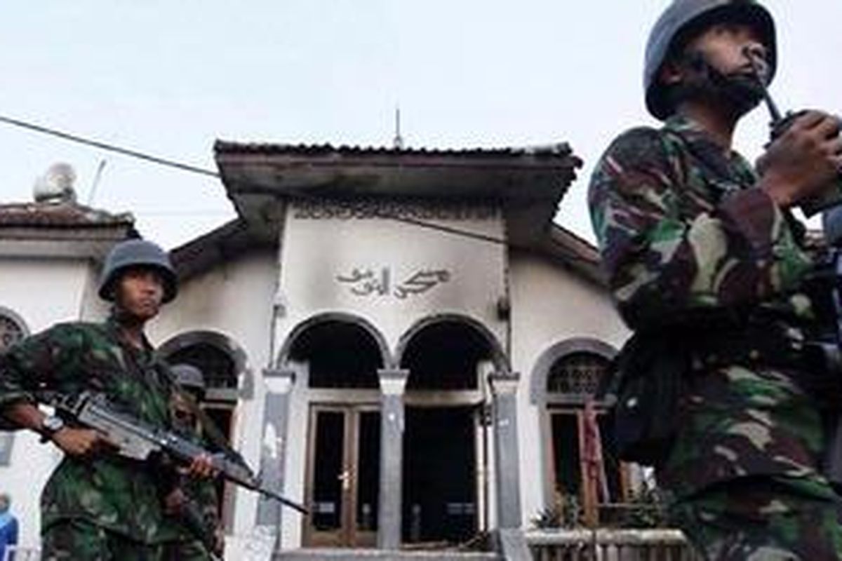 Penyerbuan Ahmadiyah di Bogor  Anggota TNI berpatroli melintasi masjid yang rusak setelah dibakar massa di Ciampea Udik RW 5, Kecamatan Ciampea, Kabupaten Bogor, Jawa Barat, Sabtu (2/10/2010). Massa menyerang desa yang dihuni sekitar 500 jemaah Ahmadiyah, menghancukan belasan rumah dan membakar dua rumah serta satu masjid. 