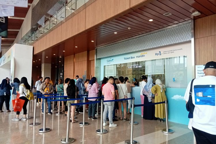 Antrean di loket khusus nasabah Bank Mandiri saat Garuda Travel Fair 2023, ICE BSD, Tangerang, Jumat (27/10/2023).