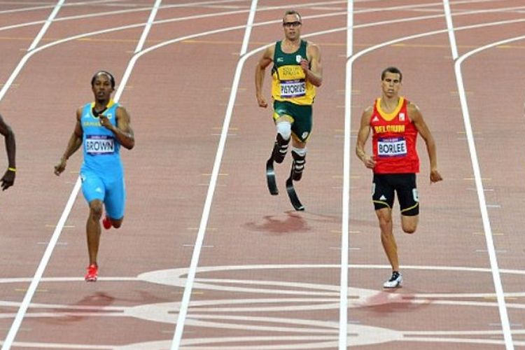 Oscar Pistorius (tengah) saat tampil di Olimpiade London 2012