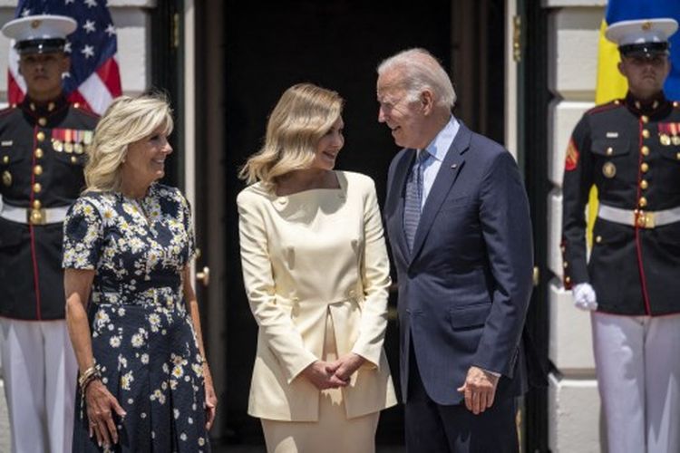 (Kiri-Kanan) Ibu negara AS Jill Biden, ibu negara Ukraina Olena Zelenska dan Presiden AS Joe Biden berfoto saat Zelenska tiba di Halaman Selatan Gedung Putih 19 Juli 2022 di Washington, DC.