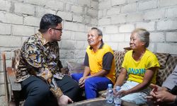 Blusukan ke Puncu, Kediri, Mas Dhito Salurkan Bantuan Kesehatan hingga Modal Usaha