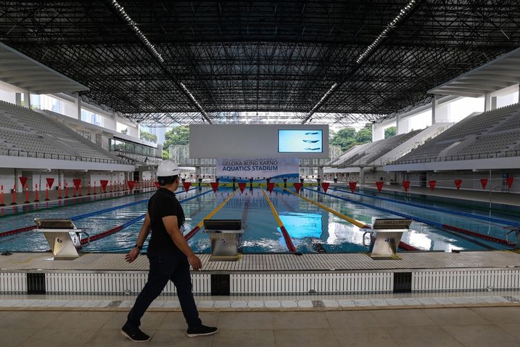 Progres pembangunan venue Stadion Akuatik untuk Asian Games 2018 di Kompleks Gelora Bung Karno (GBK), Senayan, Jakarta Pusat, Minggu (12/11/2017). Sandiaga Uno memastikan Pemerintah Provinsi DKI Jakarta akan mempermudah semua bentuk perizinan yang diperlukan untuk venue Asian Games 2018 di Kompleks GBK.