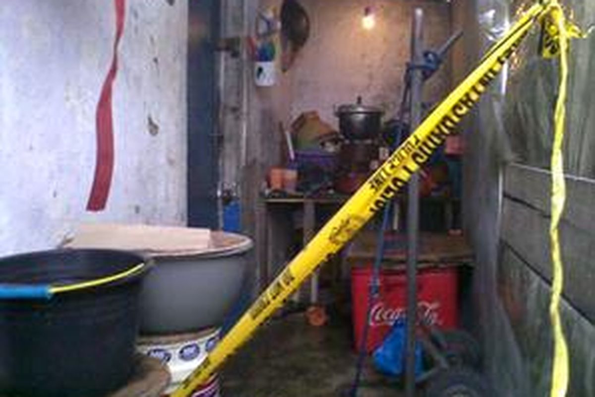 Inilah bagian dapur dan WC di kontrakan Baikuni. Di tempat ini Baikuni kerap kali memandikan bocah-bocah yang menjadi asuhannya, di Gang H Dalim, Pulogadung, Jaktim 