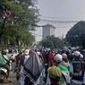 Massa Jalan Kaki ke Gedung Kemenko Polhukam Usai Demo di Kemenag, Arus Lalin Padat Merayap