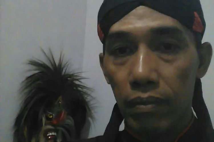 Budiono, warga Magetan yang mirip Presiden Jokowi ini berharap ada perhatian pemerintah Kabupaten Magetan kepada Kesenian Reog yaang mulai diminati oleh generasi muda. 