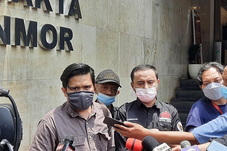 Barisan Relawan Nusantara (Baranusa) melaporkan mantan Komisioner Komisi Nasional Hak Asasi Manusia (Komnas HAM), Natalius Pigai, ke Polda Metro Jaya, Senin (4/10/2021).