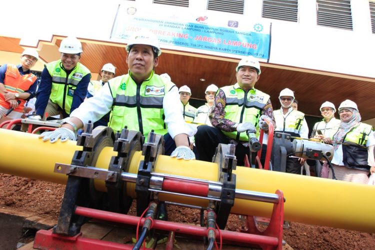 PT PGN (Persero) mendistribusikan konverter kit serta membangun jaringan gas bumi untuk rumah tangga di Provinsi Lampung. Groundbreaking pembangunan jaringan gas rumah tangga diselenggarakan di Bandar Lampung, Kamis (3/8/2017).