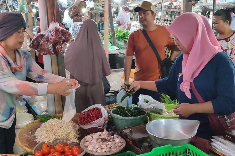 Sejumlah pedagang dan pembeli melakukan transaksi di Pasar Sumber Kabupaten Cirebon Jawa Barat, pada Kamis (18/4/2024) pagi. Pedagang menyebut mayoritas harga kebutuhan pokok dan jenis daging, turun setelah satu pekan Idul Fitri 2024.