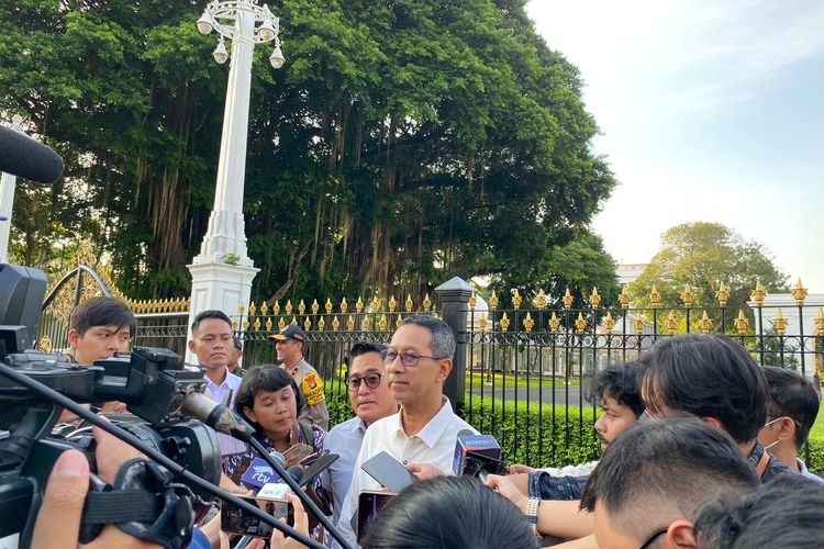 Kepala Sekretariat Presiden Heru Budi Hartono melakukan sesi doorstop bersama awak media di depan Istana Merdeka, Jalan Medan Merdeka Utara, Jakarta Pusat, Senin (8/4/2024). 