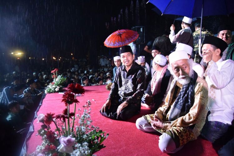 Bupati Purwakarta Dedi Mulyadi bersama para ulama memperingati hari santri nasional di bawah guyuran hujan, Senin (23/10/2017) malam.