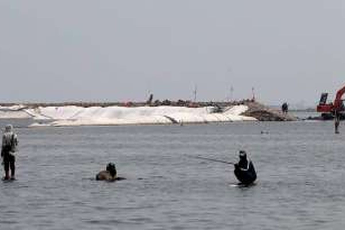 Warga memancing di sekitar proyek pembangunan tanggul di Pesisisr Jakarta di Kawasan Ancol, Jakarta Utara, Kamis (12/11/2015). Reklamasi pantai terus dilakukan untuk pembangunan kawasan utara Jakarta.
