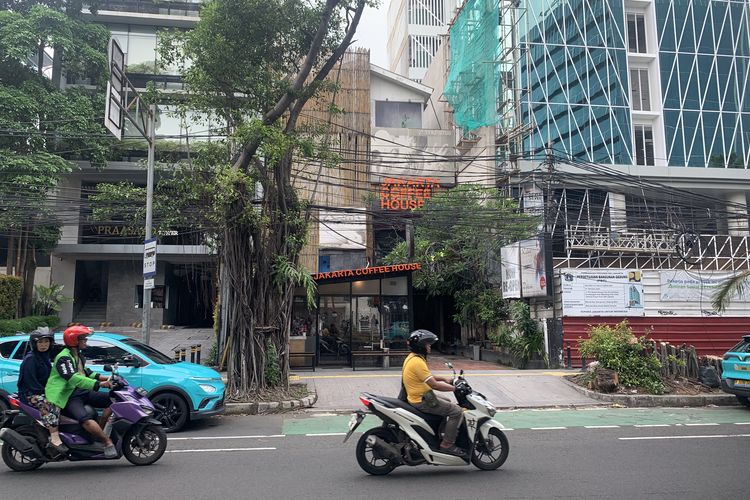 Jakarta Coffee House mulanya berlokasi di Cipete, Jakarta Selatan, dan menjual aneka kopi dari berbagai daerah Indonesia. Toko kopi ini juga aktif menggelar kelas untuk barista profesional.
