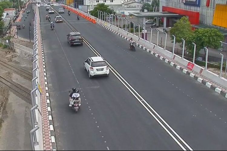 Suasana lalu lintas di Flyover Purwosari Solo, Jawa Tengah, Jumat (25/12/2020).