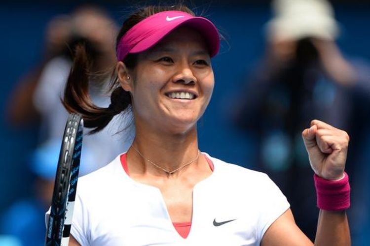 Petenis China, Li Na mengepalkan tangan merayakan kemenangan atas petenis Italia, Flavia Pennetta pada laga perempat final Australian Open di Rod Laver Arena, Melbourne Park, Selasa (21/01/2014). Li Na menang 6-2, 6-2 dan lolos ke semifinal.