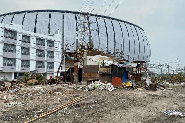 Bedeng di sepanjang rel dekat Jakarta International Stadium (JIS), Tanjung Priok, Jakarta Utara kini mulai rata dengan tanah. Namun, masih ada tiga bedeng yang berdiri di atas lahan milik PT Kereta Api Indonesia hingga Senin (17/10/2022).  