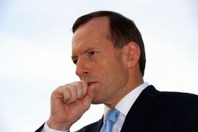 Pemimpin konservatif Australia Tony Abbott di luar tempat pemungutan suara di Sydney, Sabtu (7/9/2013).