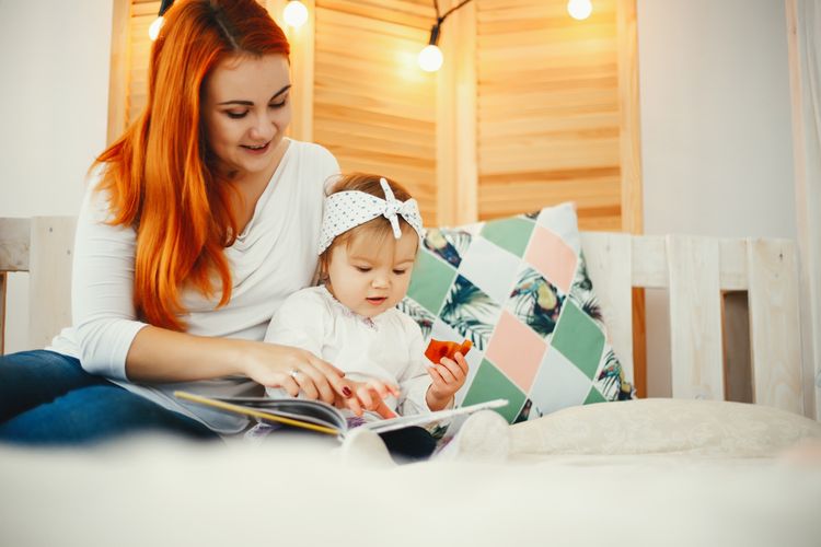 Ilustrasi ibu dan bayi membaca buku