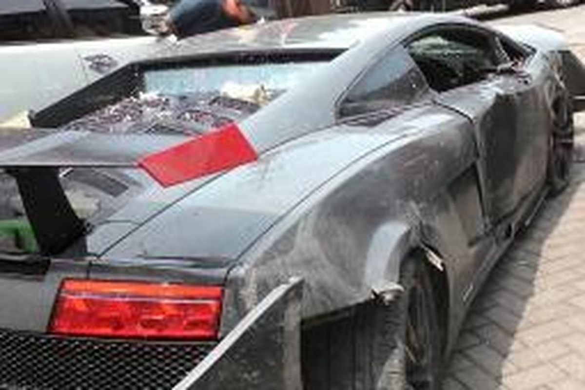 Mobil Lamborghini diamankan di unit kecelakaan Polrestabes Surabaya.