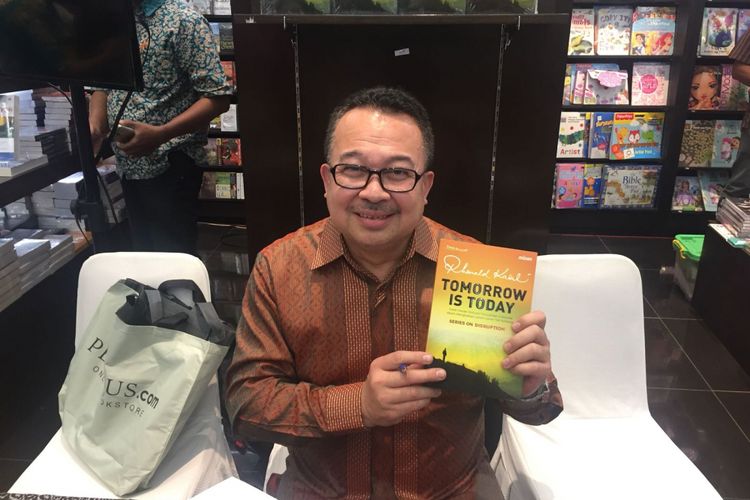 Rhenald Kasali pada Launching buku Tomorrow is Today di Periplus, Pondok Indah Mall Rabu (08/11/2017)