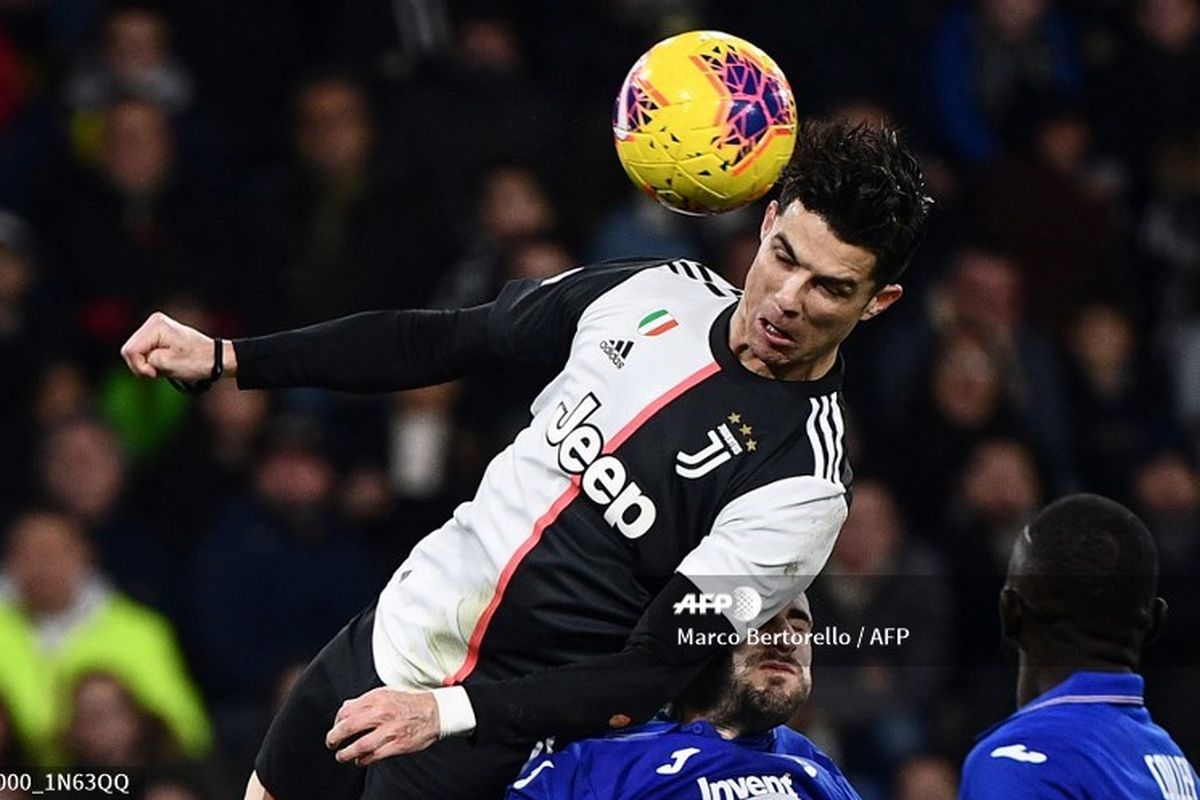 Penyerang Juventus, Cristiano Ronaldo, berjibaku dengan bek Sampdoria dalam laga pembuka pekan ke-17 Liga Italia 2019-2020 di Stadion Luigi Ferraris, Rabu (18/12/2019) atau Kamis dini hari WIB. 