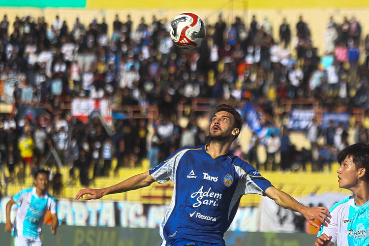 Pesepak PSIM Yogyakarta Nermin Haljeta (kiri) berebut bola dengan pesepak bola PSBS Biak Myeonghyeon Hwang (kanan) pada Laga BRI Super League 2025-26 di Stadion Sultan Agung, Bantul, D.I Yogyakarta, Senin (29/12/2025). Pertadingan berakhir imbang dengan skor 2-2. ANTARA FOTO/Kala/nz