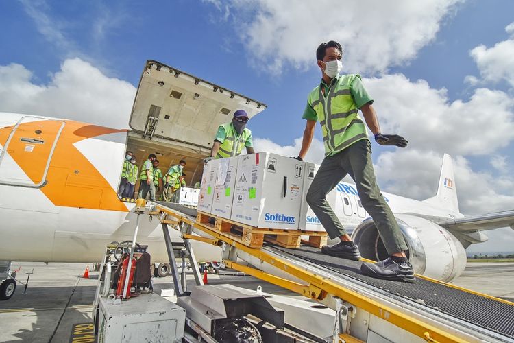 Petugas melakukan bongkar muat paket berisi vaksin Pfizer dari pesawat kargo My Indo Airlines yang tiba di Bandara Internasional Lombok di Praya, Lombok Tengah, NTB, Senin (11/10/2021). Sebanyak 13 boks yang terdiri dari 76.050 dosis vaksin Pfizer yang datang tersebut selanjutnya didistribusikan ke gudang Dinas Kesehatan Provinsi NTB untuk mendukung program pemerintah dalam penyedian dan percepatan vaksinasi COVID-19. ANTARA FOTO/Ahmad Subaidi/hp.