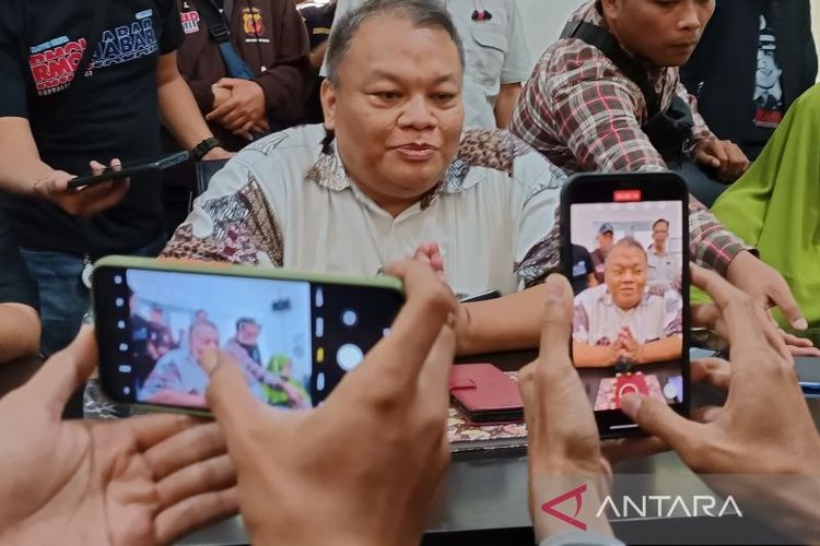 Wakasek Kurikulum dan SDM SMK Telkom Sekar Kemuning, Kota Cirebon Cahya Haryadi memberi keterangan kepada media di Cirebon, Kamis (16/3/2023).
