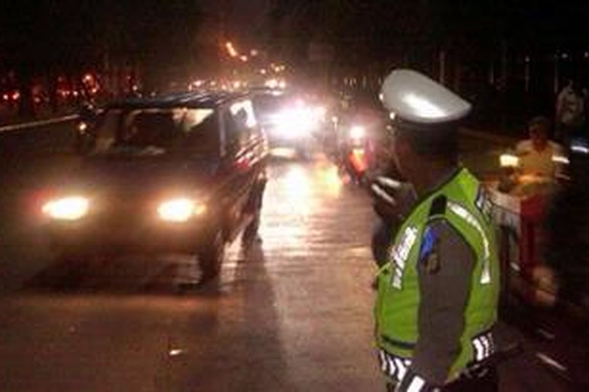 Ratusan warga Ibukota mulai memadati kawasan Monas, Jakarta Pusat. Dengan menggunakan kendaraan pribadi atau kendaraan sewa, warga datang untuk menikmati malam Takbir di kawasan tersebut.