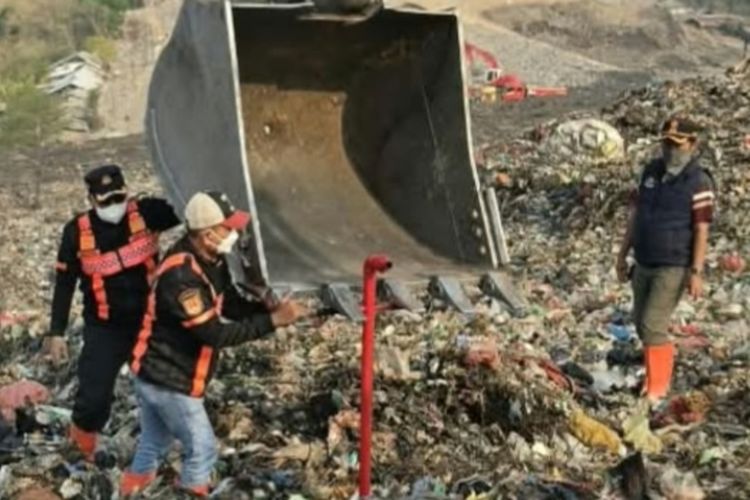 Sudah 6 Hari Kebakaran TPA Jatibarang Belum Padam, Petugas Mulai Pasang Pipa Injek