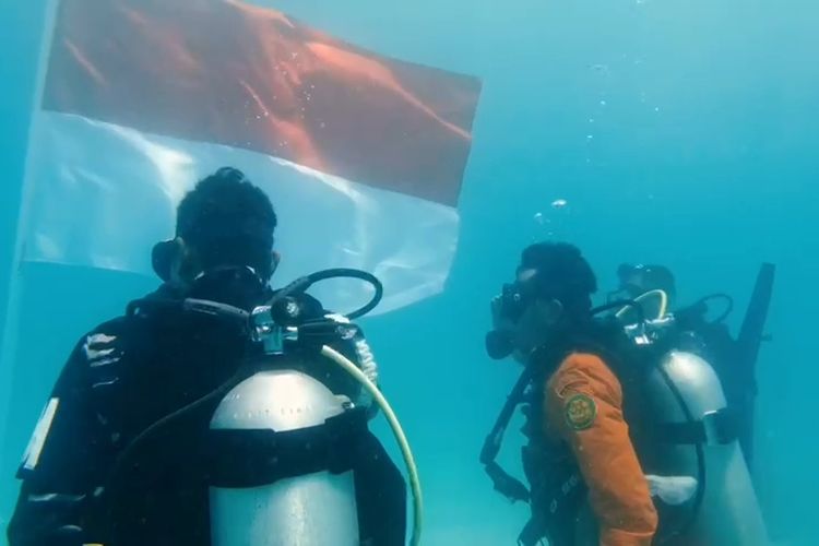 Foto : Pangkalan TNI Angkatan Laut (Lanal) Labuan Bajo bersama beberapa beberapa instansi dan group diving melaksanakan pengibaran Sang Saka Merah Putih di bawah laut tepat di perairan Waicicu Pulau Kemukus, Rabu (17/8/2022).