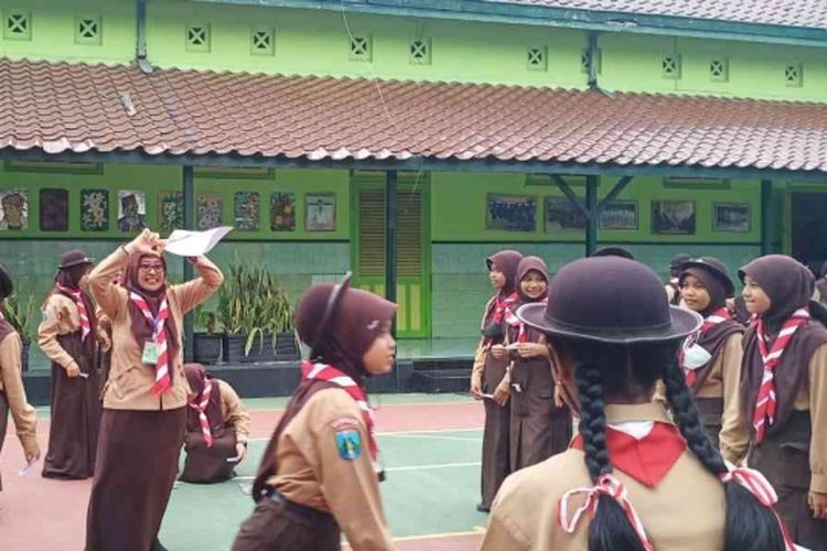 Pembelajaran dengan bermain dalam kegiatan pramuka di luar kelas.