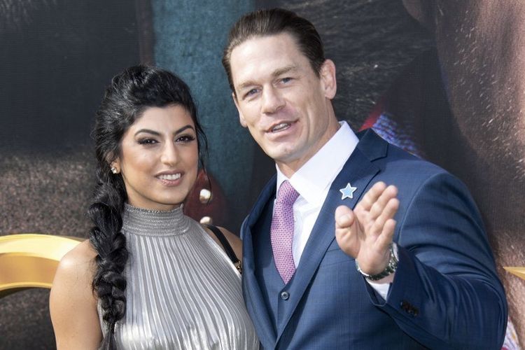 Pasangan Shay Shariatzadeh (kiri) dan aktor John Cena menghadiri pemutaran perdana film Doolittle di Regency Village Theater di Westwood, California, pada 11 Januari 2020.