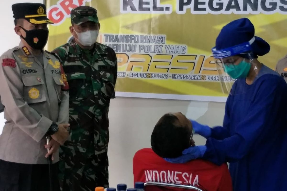 Kapolres Metro Jakarta Utara, Kombes Pol Guruh Arief Darmawan saat memantau pelaksanaan swab test antigen bagi pemudik di Apartemen Gading Nias, Kelapa Gading, Jakarta Utara Kamis (20/5/2021).