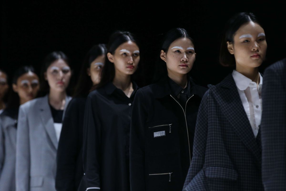 Model mengenakan busana rancangan Wilsen Wilim pada Plaza Indonesia Fashion Week 2019 di Plaza Indonesia, Jakarta, Senin (18/3/2019).