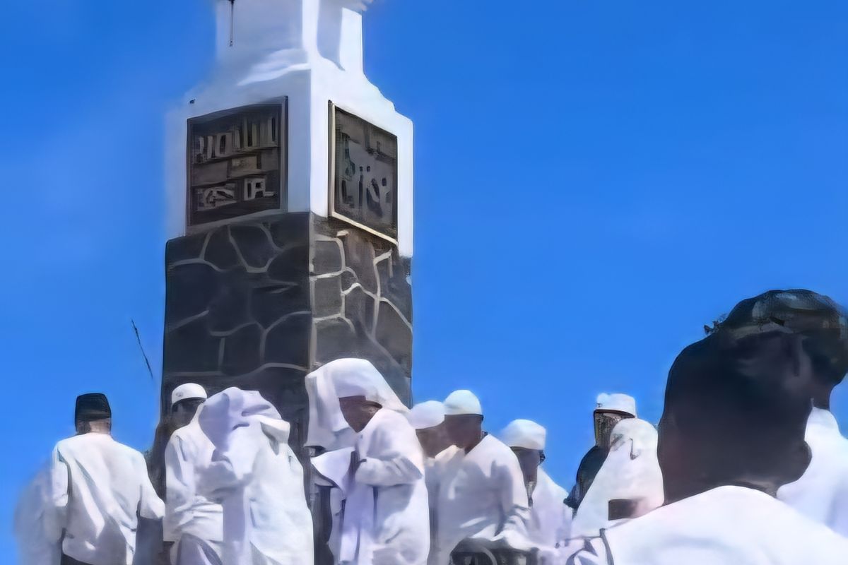 Sekelompok orang berbaju putih saat melakukan tawaf mengelilingi Tugu Triangulasi di Hargo Dumilah Gunung Lawu. 