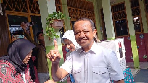 Momen Bahlil Coblos di TPS Duren Tiga Didampingi RK
