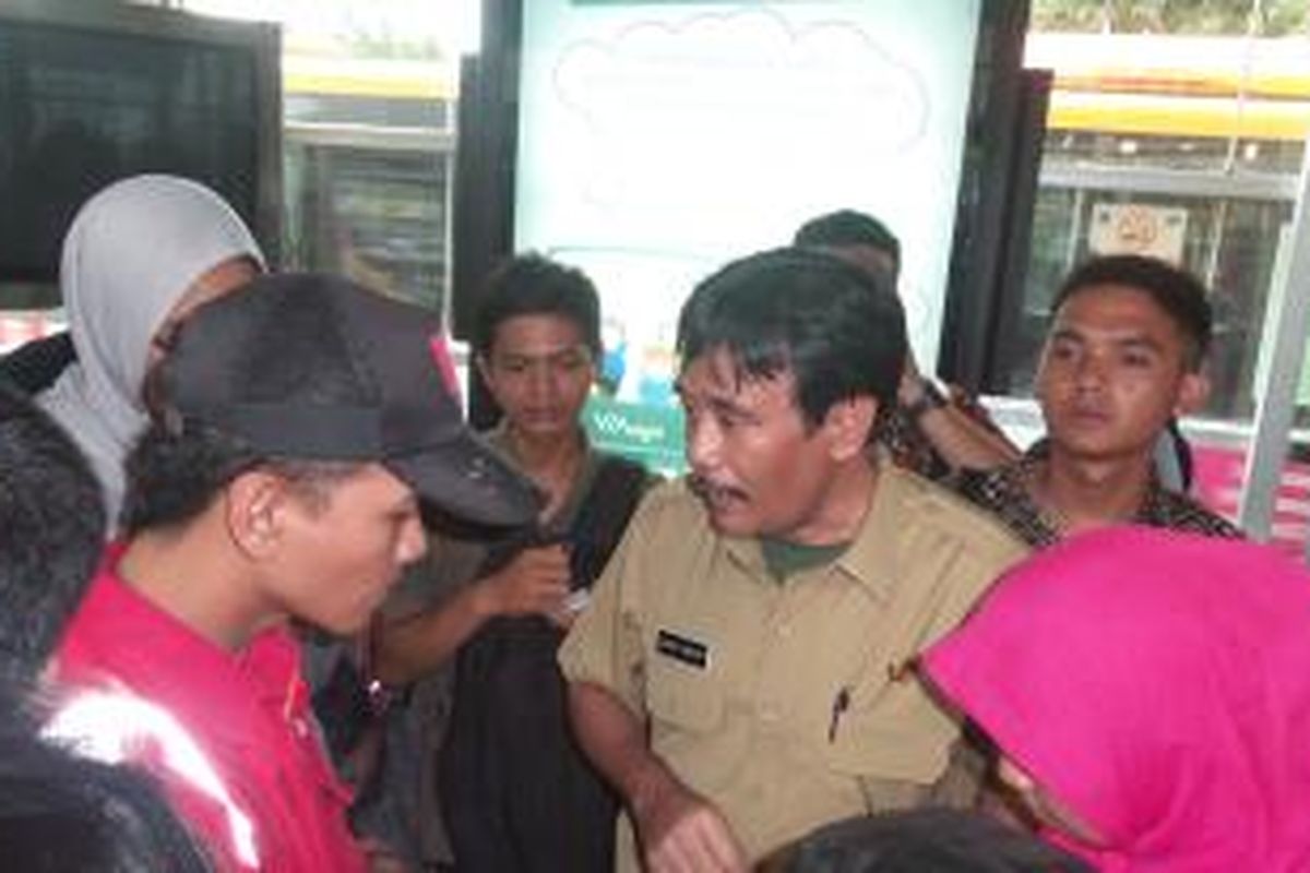 Wakil Gubernur DKI Jakarta Djarot Saiful Hidayat saat berbincang dengan salah seorang petugas halte transjakarta di Halte Dukuh Atas koridor VI, Selasa (6/1/2015)