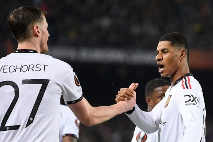 Penyerang Manchester, Marcus Rashford (kanan), melakukan selebrasi bersama rekannya, Wout Weghorst, usai mencetak gol ke gawang Barcelona pada leg pertama 16 besar Liga Europa di Camp Nou, Barcelona, Jumat (17/2/2023) dini hari WIB.