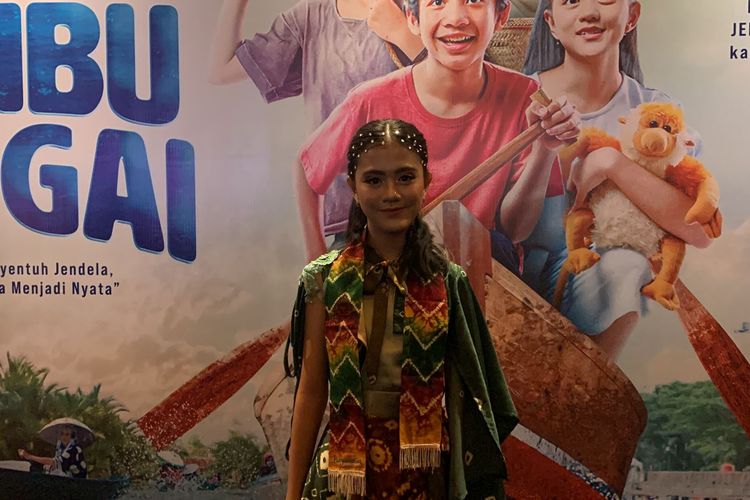 Aktris cilik Sheryl Drisanna menghadiri acara gala premiere film Jendela Seribu Sungai di kawasan Senayan, Senin (17/7/2023). 