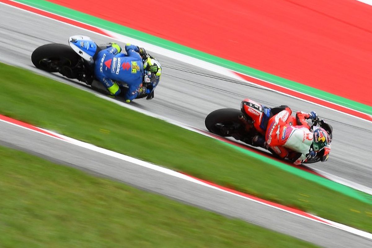 Jorge Martin dan Joan Mir saat balapan pada MotoGP Styria 2021. (Photo by JOE KLAMAR / AFP)