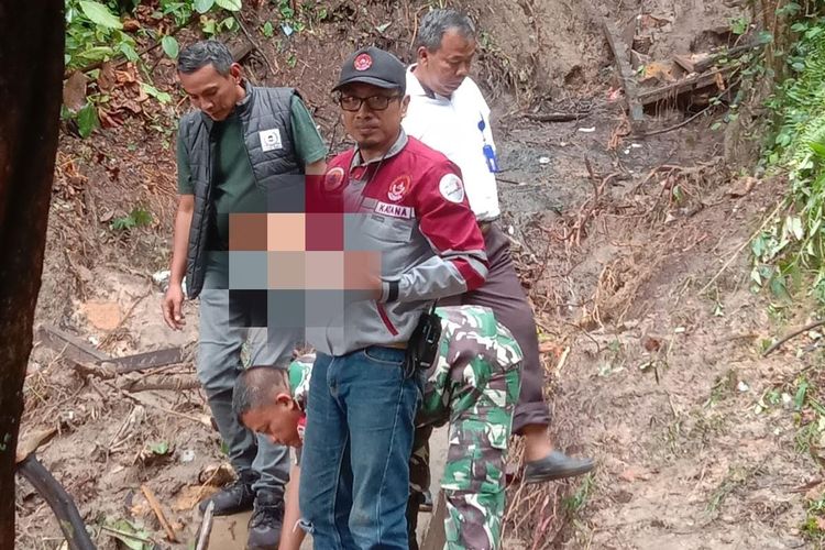 Petugas menemukan tengkorak di lokasi longsor, TPU Gunung Sari Ulu, Balikpapan