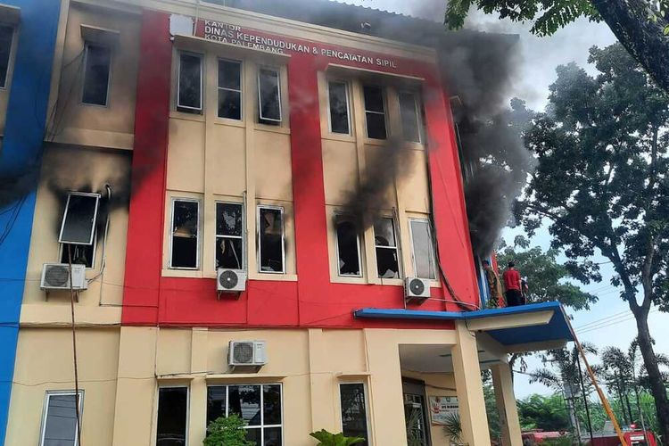 Kantor Dinas Kependudukan dan Catatan Sipil (Disdukcapil) yang berada di Jalan Demang Lebar Daun, Kelurahan Lorok Pakjo, KEcamatan Ilir Barat I, Palembang, Sumatera Selatan terbakar, Rabu (17/11/2021).