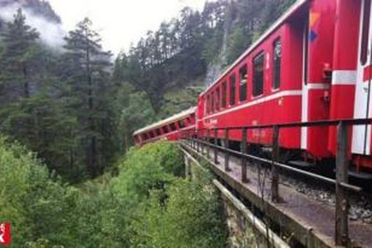 Sebuah kereta api anjlok di wilayah pegunungan Swiss mengakibatkan beberapa gerbong jatuh ke jurang. Beruntung dalam insiden ini tidak mengakibatkan seorang pun meninggal dunia.