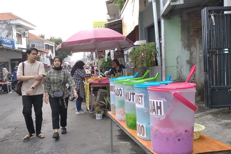 Suasana pasar takjil di Jalan Gebang Lor, Kecamatan Sukolilo Surabaya yang pembelinya didominasi oleh mahasiswa, Jumat (14/3/2025)
